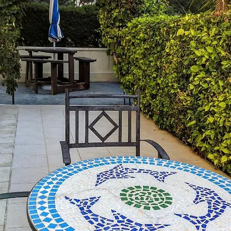 Stylish Garden At Harbour Apartment