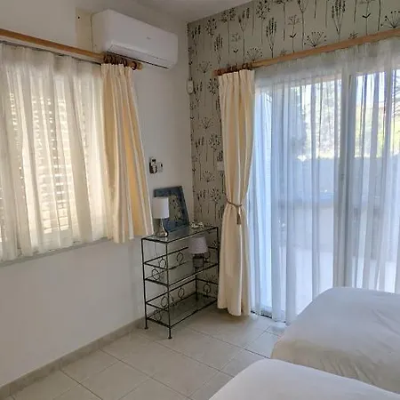 Apartment Stylish Garden At Harbour Paphos