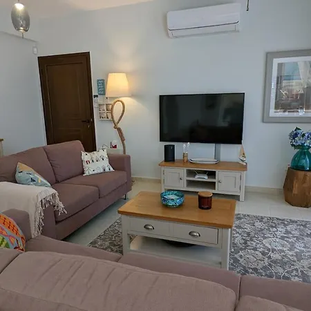 Stylish Garden At Harbour * פאפוס